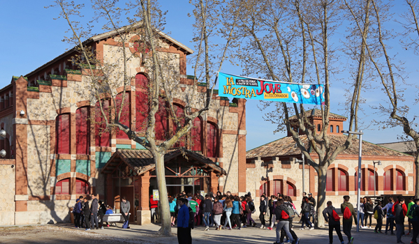 La Mostra d’Igualada obre un nou grup de nois i noies per muntar la #mostraJOVE